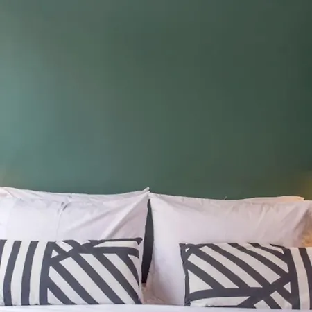 Apartment 2 Bedroom Center - *